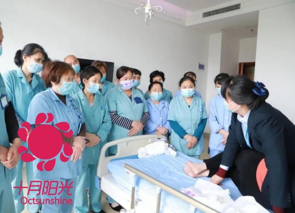 宝妈/下岗职工转行首选:北京高性价比护工培训推荐(图1) 宝妈/下岗职工转行首选:北京高性价比护工培训推荐(图1)